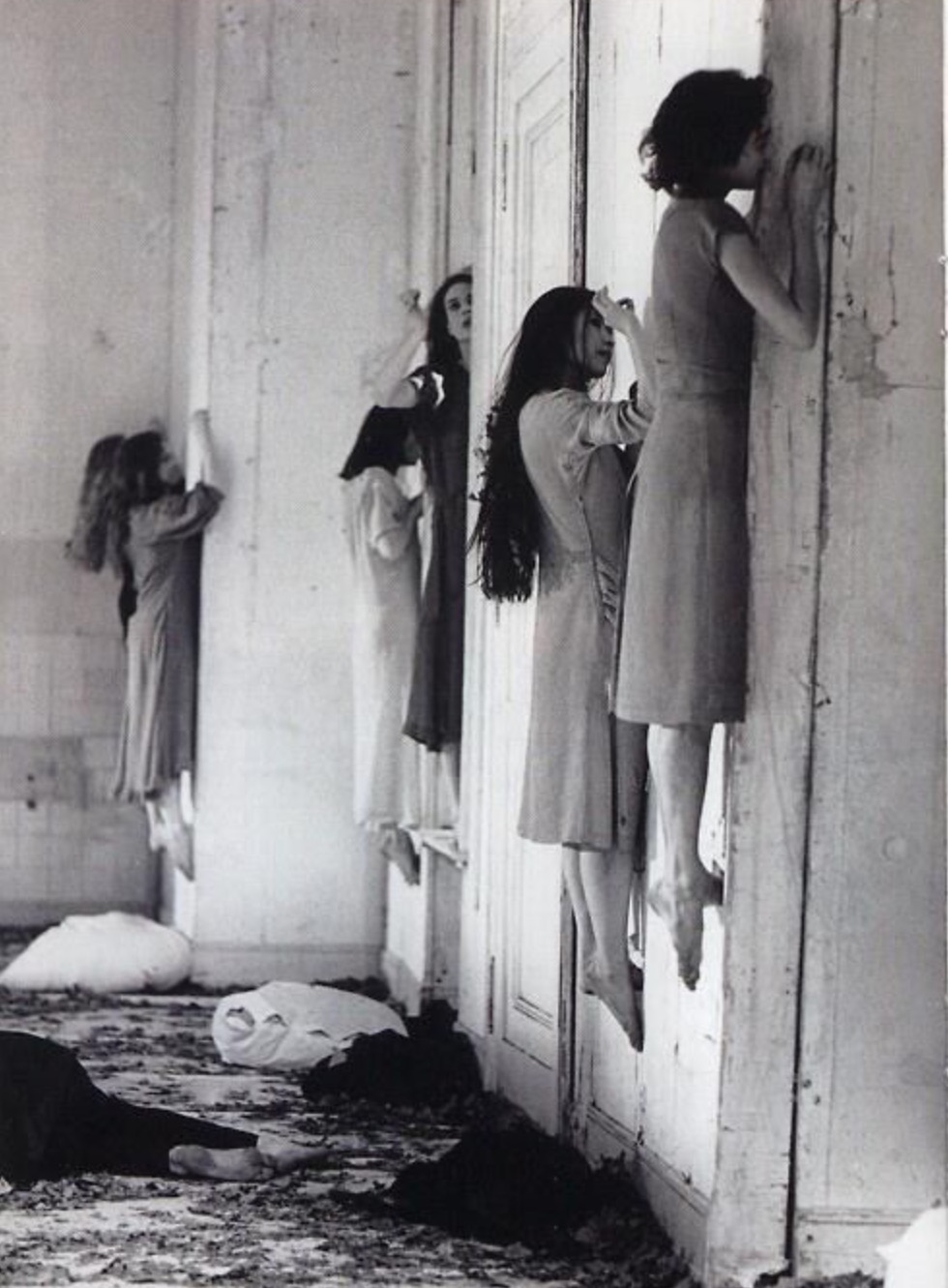 Cuộc sống của các bệnh nhân trong bệnh viện tâm thần ở Mỹ và Đức ở 2 thế kỷ trước.