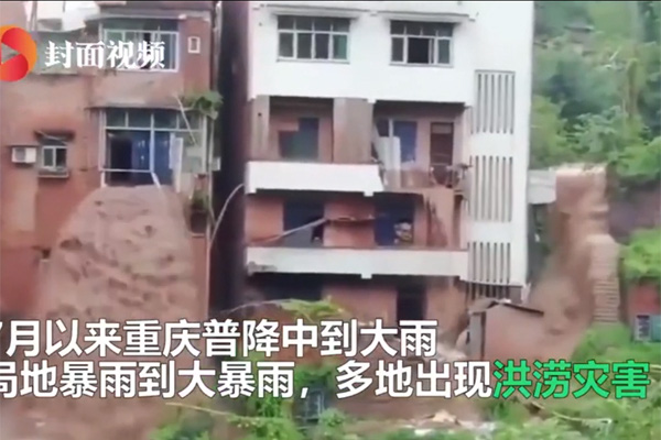 Nước lũ tràn qua các cửa sổ trong khu chung cư cao tầng.