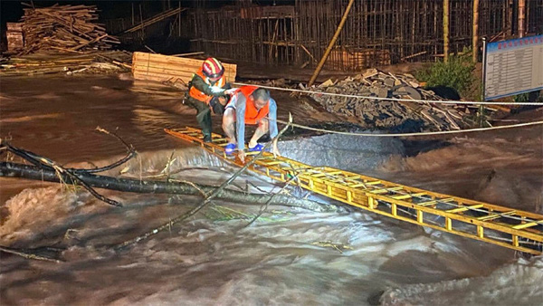 Người dân được cứu hộ qua nơi nguy hiểm.