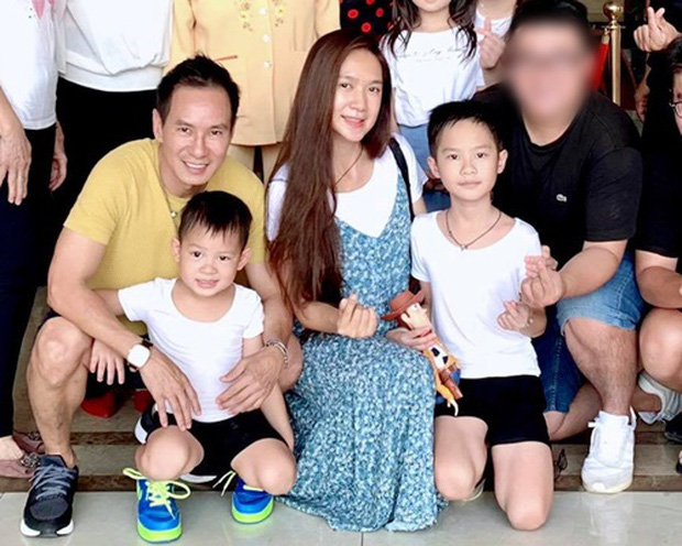 Minh Hà lộ vòng 2 lùm lùm trong bức ảnh chụp chung với gia đình.