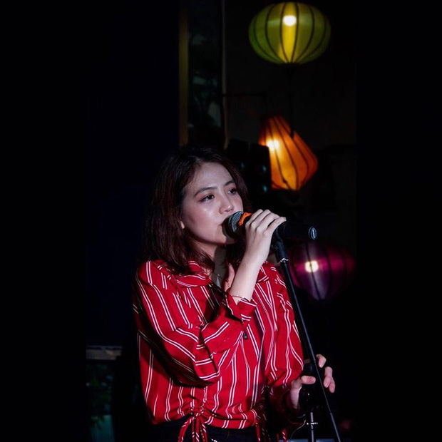 Kim Ngân trong 1 hoạt động ở trường.