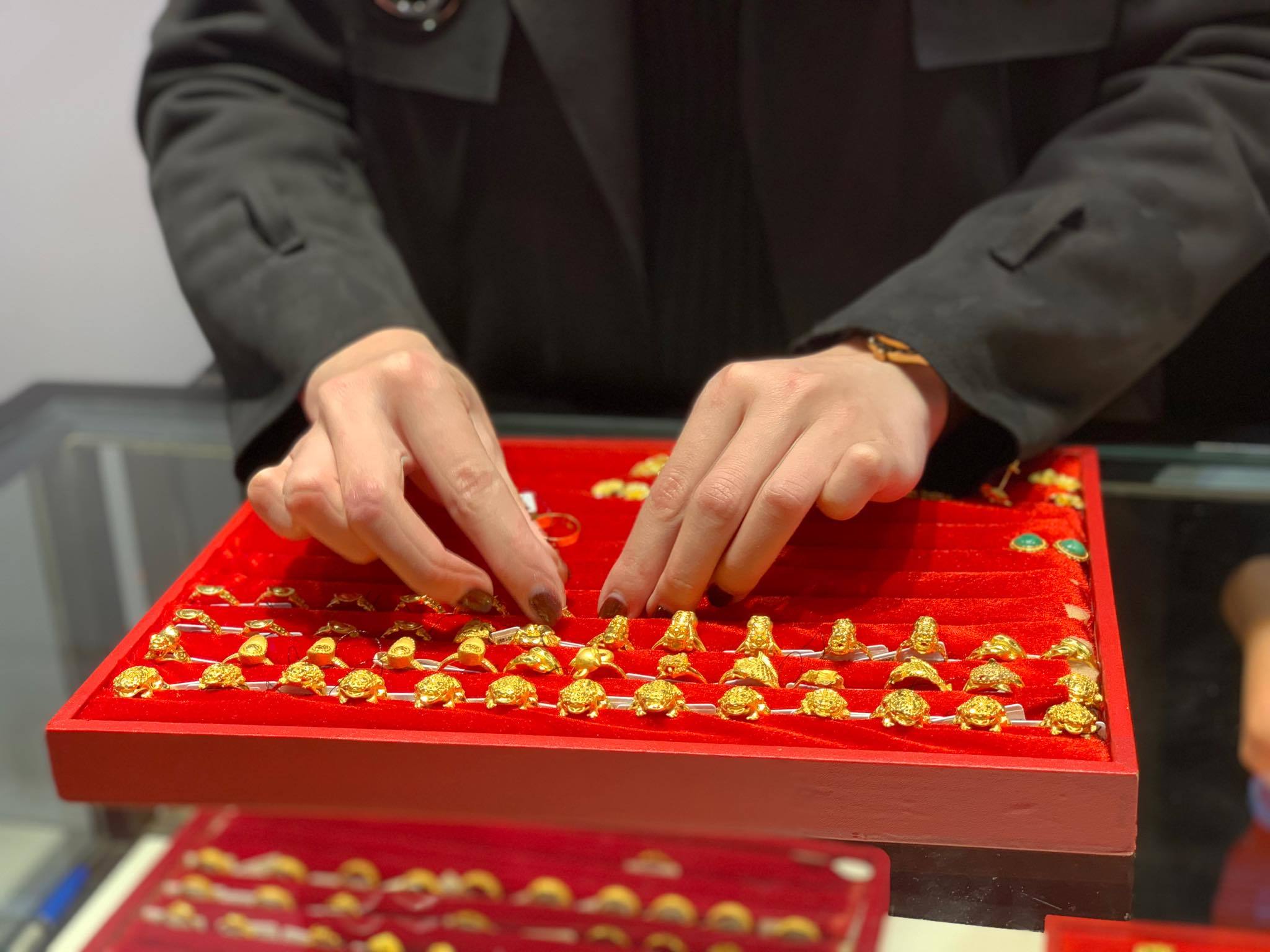 Giá vàng lên đỉnh 9 năm