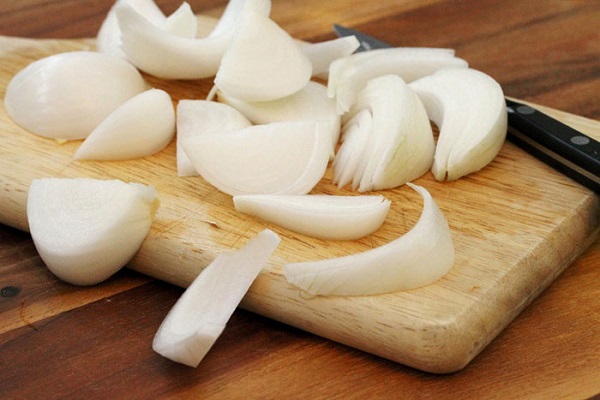 Hành tây xào với tỏi và dầu ô liu sẽ làm tăng thêm hương vị cho các món ăn mà không ảnh hưởng đến sức khỏe thận của bạn.