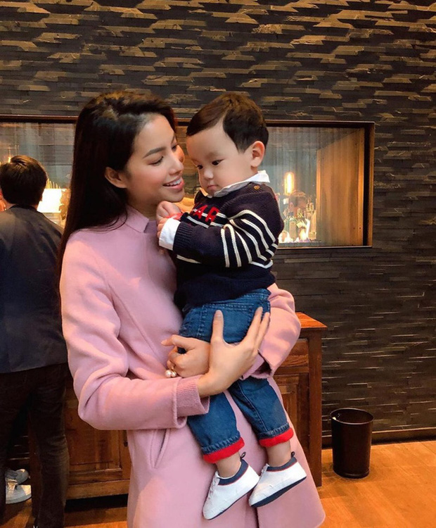 Sau công khai con trai đầu lòng, Phạm Hương nhận được nhiều sự quan tâm từ khán giả.