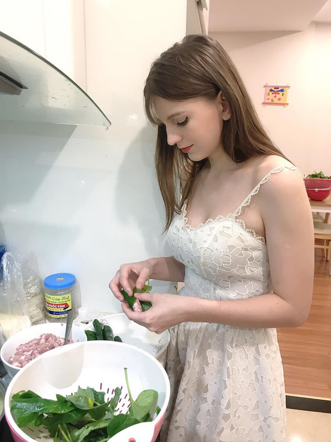 Cô cũng đang dần làm quen với cuộc sống và nếp sinh hoạt của Việt Nam. Nữ DJ cũng bắt đầu thử sức mình với một vài vai trò mới trong làng giải trí như diễn viên, người mẫu ảnh...