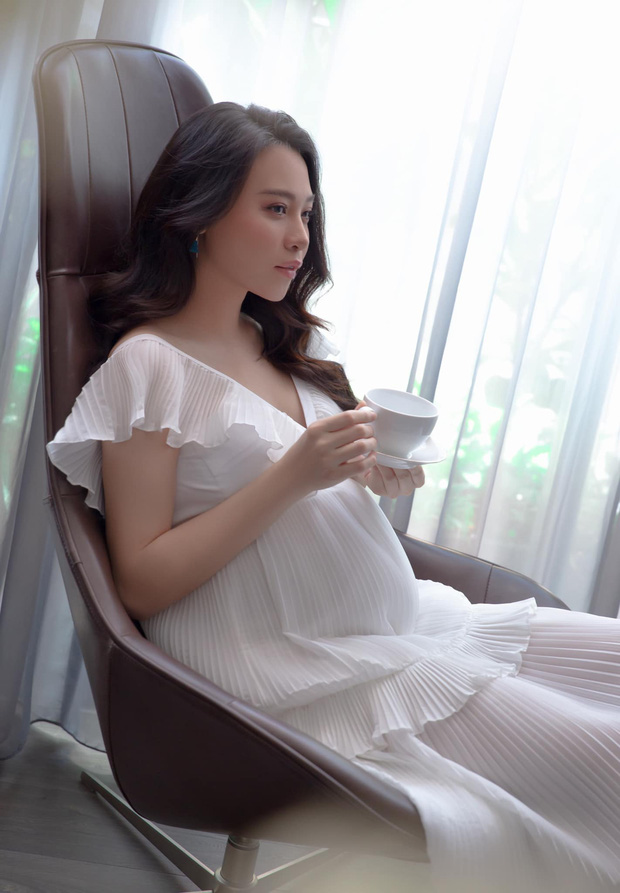 Đàm Thu Trang khoe dáng 