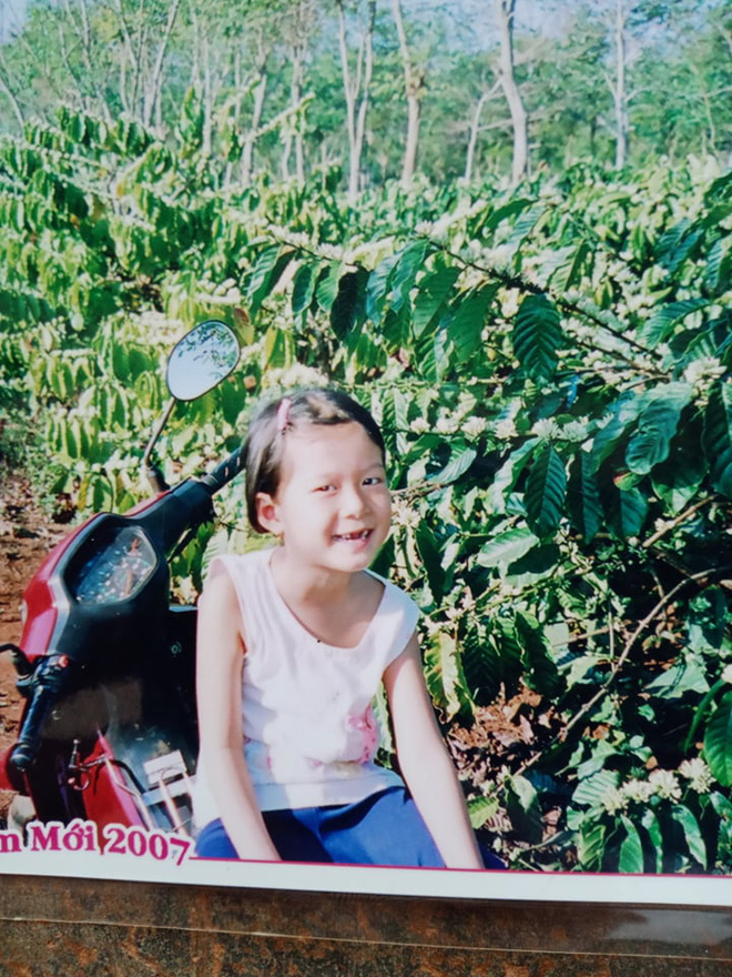 Ảnh Thảo Vy chụp trên rẫy cà phê lúc nhỏ.