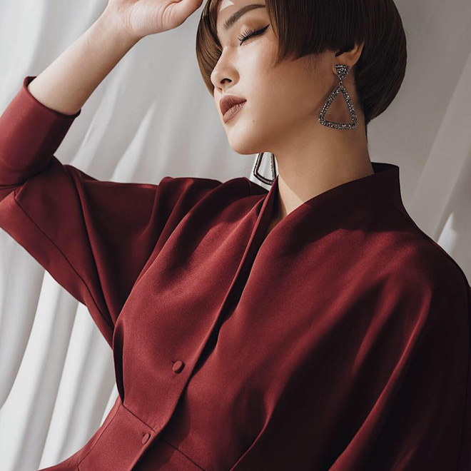 Tóc ngắn thì giống Châu Bùi.