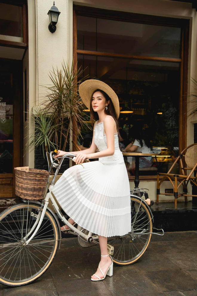 Từ thanh lịch cho đến trẻ trung, Diệu Linh phù hợp với mọi kiểu trang phục.