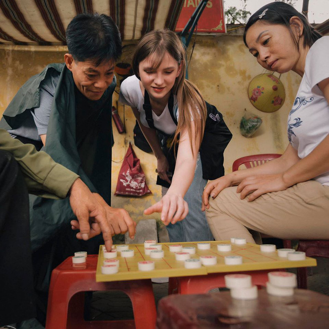 Người đẹp Ukraine chia sẻ, sự thân thiện, văn hóa coi trọng gia đình và những món ăn dân dã là điều cô thích nhất khi sống ở Việt Nam.