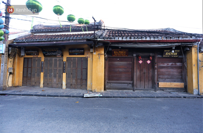 Nhiều cửa hàng nằm trên các tuyến đường trung tâm của phố cổ Hội An vẫn đang 