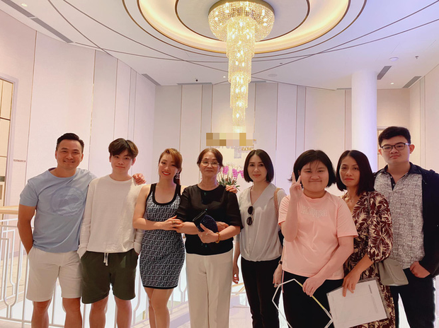 Lý Thuỳ Trang khoe ảnh thân thiết bên mẹ chồng tương lai