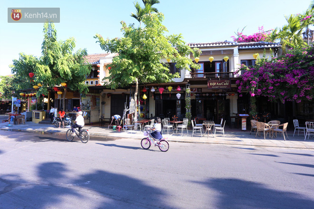 Một quán cà phê ven sông Hoài (Hội An) đã mở bán trở lại nhưng không có khách.