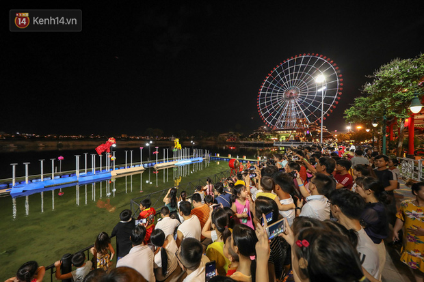 Rất đông du khách đến xem múa lân tại Công viên Châu Á - Asia Park ở Đà Nẵng vào các tối thứ 6, 7 và chủ nhật hằng tuần.