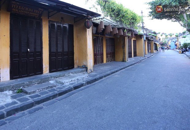 Nhiều tuyến đường như Bạch Đằng, Trần Phú, Nguyễn Thái Học… vốn sầm uất, du khách tấp nập, nhưng nay yên ắng, cô quạnh rộng lối.