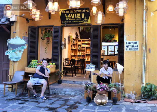 Tại khu phố cổ, một số nhà đã mở cửa hoạt động trở lại nhưng chủ yếu là bán nước, đồ ăn vặt.