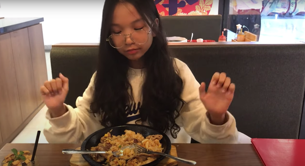 Thiên Thư đi ăn uống với bạn bè