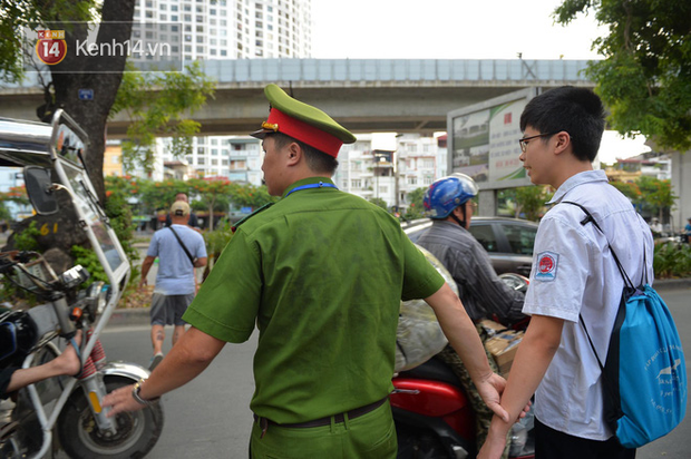 Tại điểm trường THPT Kim Liên, hình ảnh người chiến sĩ công an tận tình giúp đỡ sĩ tử sang đường đã gây xúc động mạnh. Thời điểm kết thúc bài thi gần giờ tan tầm, ngôi trường nằm trên đoạn đường đông đúc nên công việc của chiến sĩ công an lại càng nặng hơn gấp đôi.