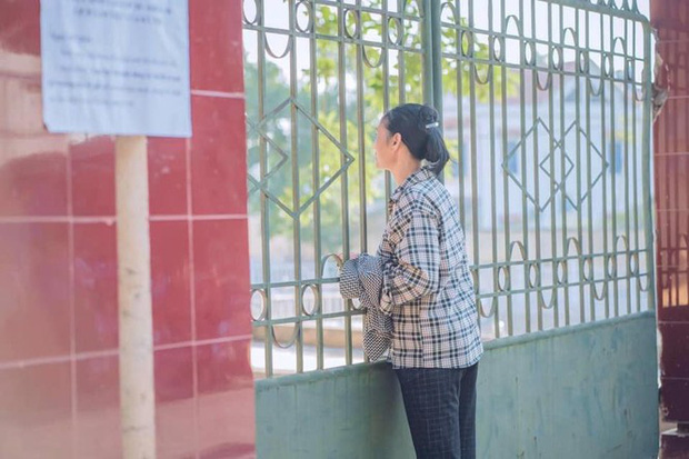Dù chuông báo đã điểm nhưng người mẹ vẫn lo lắng hướng ánh mắt vào nơi thi của con. Với cha mẹ, thấy con cười thì mình vui, thấy con đi thi cũng phải tận mắt thấy nơi thi mới an lòng.