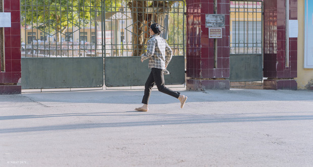 Hình ảnh nhận hơn 100k like khi người mẹ chạy vội đến điểm trường, ánh mắt chứa bao hi vọng về phía phòng thi tại THPT Lục Nam (Bắc Giang). (Ảnh: Nguyễn Duy)