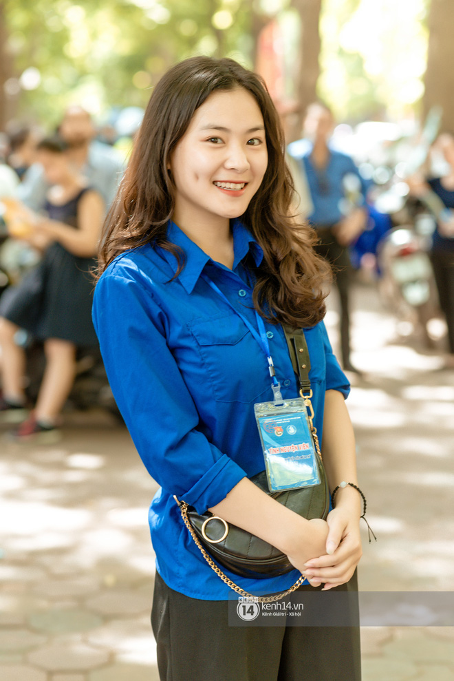 Và cũng có rất nhiều trai xinh gái đẹp trong dàn hỗ trợ sĩ tử năm nay. Những hình ảnh xinh xắn khiến nhiều người còn đùa vui nhất định năm sau sẽ tham gia tình nguyện để được ngắm trọn dàn cực phẩm này!