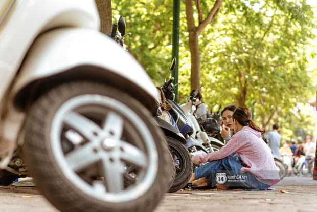 Muốn hiểu tấm lòng cha mẹ thì hãy đến các điểm trường vào mùa thi. Bởi bất chấp cái nắng 38-40 độ, không phụ huynh nào chịu về vì cha mẹ chỉ sợ con mình ra sớm, không thấy cha mẹ đâu sẽ bơ vơ lắm. Bên con suốt 1 năm ôn thi và giờ đây cha mẹ cũng âm thầm tiếp sức cho con theo cách đáng yêu thế này.