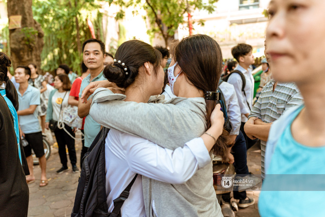 Rất nhiều nước mắt, nụ cười, sự lo lắng, hồi hộp... hiển thị rõ trên gương mặt của cha mẹ mùa thi. Dù vất vả nắng nôi nhưng những ông bố bà mẹ này vấn cố gắng chăm chút cho con từ bữa ăn, giấc ngủ đến tinh thần.