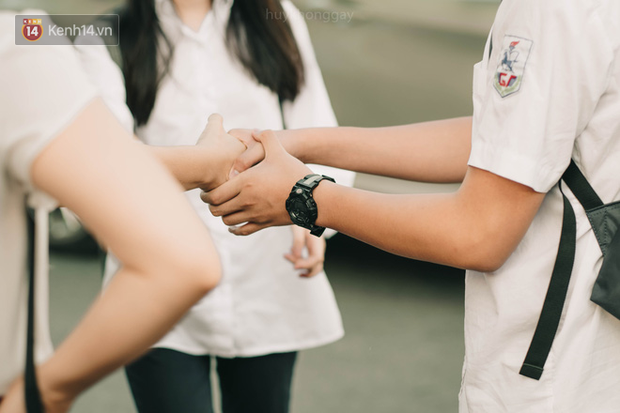 Hình ảnh các bạn học sinh tự tiếp sức cho nhau trước khi bước vào phòng thi. 4 năm cấp hai cuối cùng thu nhỏ bằng kỳ thi, bằng sự cạnh tranh khốc liệt cho tấm vé vào trường công lập. Dù sau đó học trò có thể không cùng lớp nhưng tình bạn năm nào vẫn nhất định đi theo những năm tháng sau này.