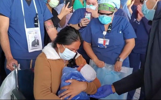 Trẻ sơ sinh ở New York (Mỹ) mùa Covid-19. Ảnh: Sky News.