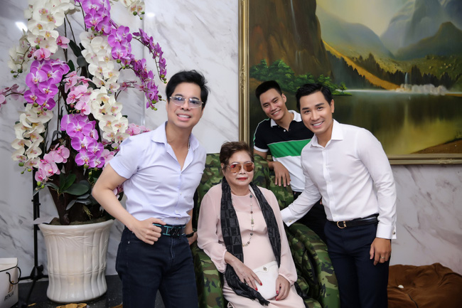 Mẹ Ngọc Sơn đã về Việt Nam sau khoảng thời gian dài sang Mỹ điều trị bệnh ung thư.