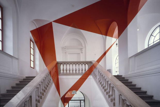 Felice Varini là một họa sĩ người Thụy Sĩ, nổi tiếng với trường phái vẽ tranh dựa trên hình học 3D. Đây là một trong những tác phẩm của ông.