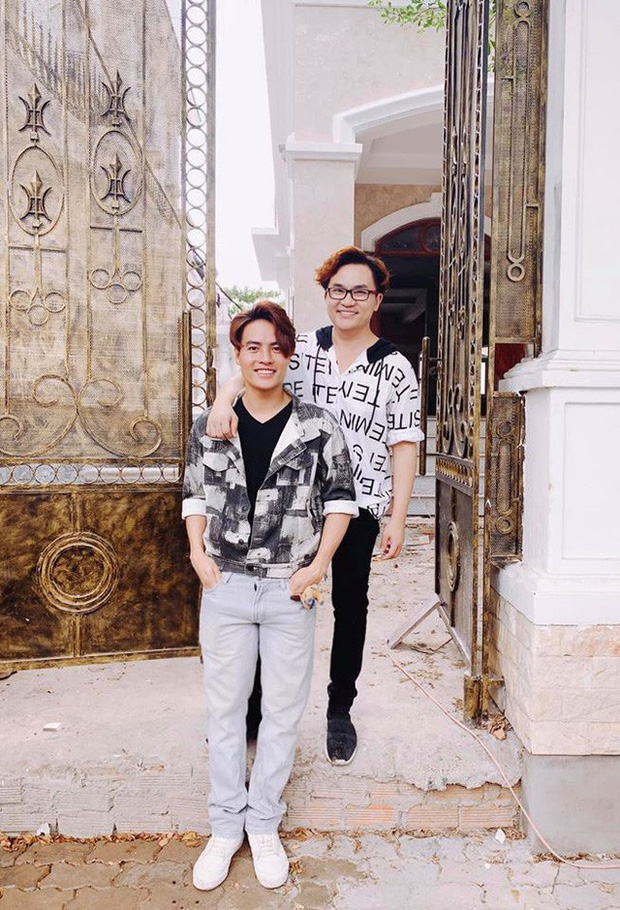 Động thái này của cả hai thêm 1 lần nữa khiến công chúng xôn xao về tin đồn tình cảm.