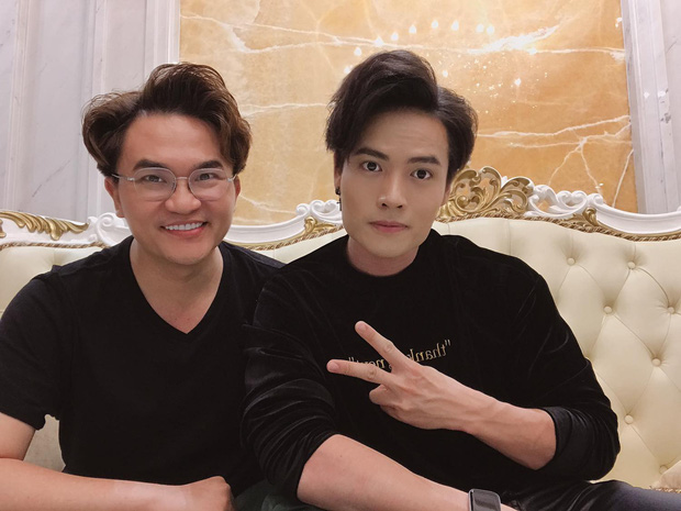 Đi du lịch và mặc áo đôi rất tình cảm...