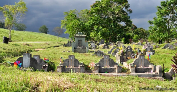 Mộ của 4 nạn nhân xấu số được đặt cạnh nhau.