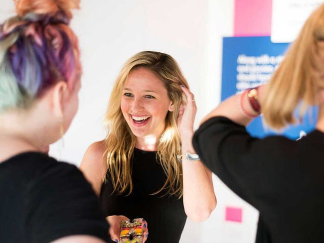 Jen Glantz - 6 năm kinh nghiệp làm phù dâu chuyên nghiệp.