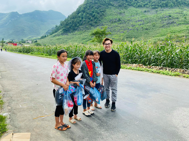 Điều ý nghĩa nhất chính là việc Đại Nghĩa thường xuyên sử dụng những đồng tiền kiếm được để đi làm từ thiện.