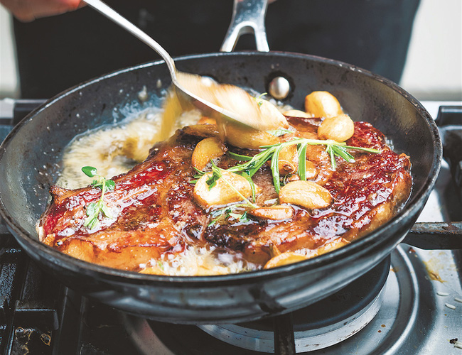 Thực phẩm còn sót lại trong nồi tiếp tục được đun nóng, nó sẽ tạo ra các chất có hại