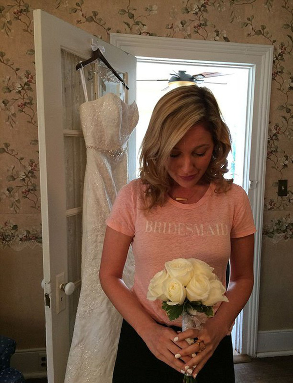 Hình ảnh Jen chuẩn bị cho đám cưới.