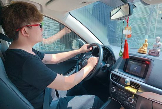 Dù sở hữu xe hơi nhưng hiếm hoi lắm người ta mới thấy Đại Nghĩa đăng tải hình ảnh lên mạng.