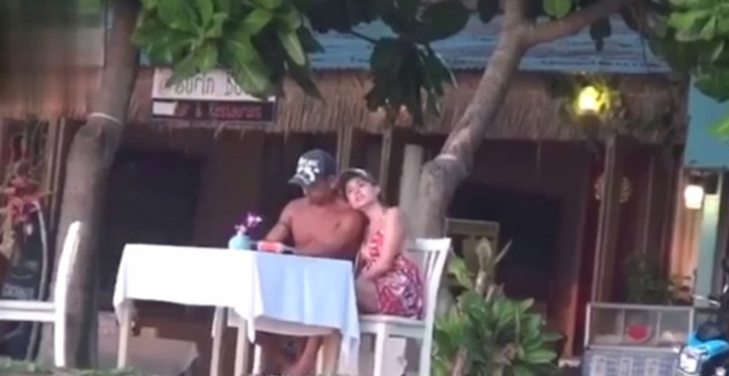 Cặp đôi quấn quýt như chưa hề có cuộc chia ly.