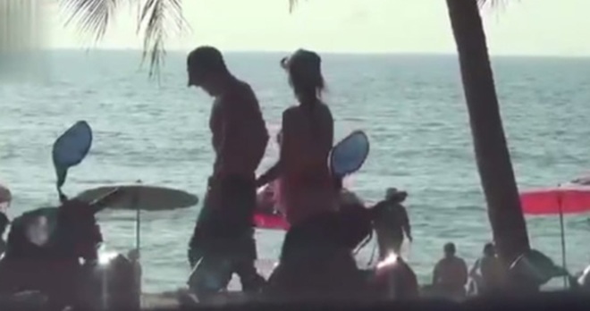 Cả hai nắm tay đi dạo biển...