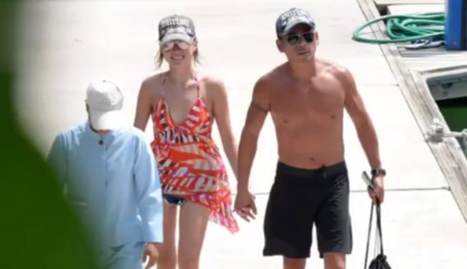 Liêu Bích Lệ trông khá vui vẻ khi ở cạnh tỷ phú sòng bài.