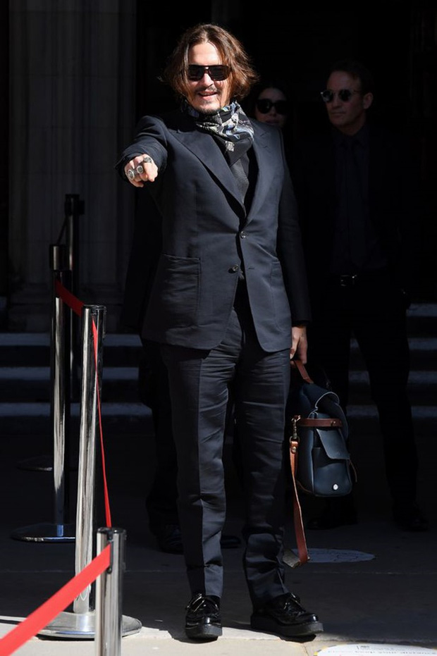 Johnny Depp cứng rắn phản đối tất cả cáo buộc bạo hành của vợ cũ, đồng thời tố ngược cô mới là người bạo lực.