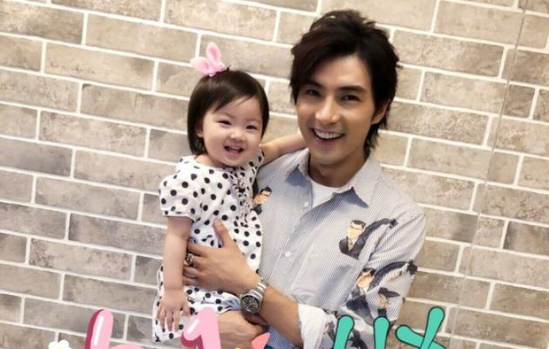 Trong khi đó, anh từng chia sẻ những hình ảnh thể hiện là người chồng, người cha tốt, luôn yêu thương vợ con và giữ gìn cuộc sống gia đình không chịu điều tiếng