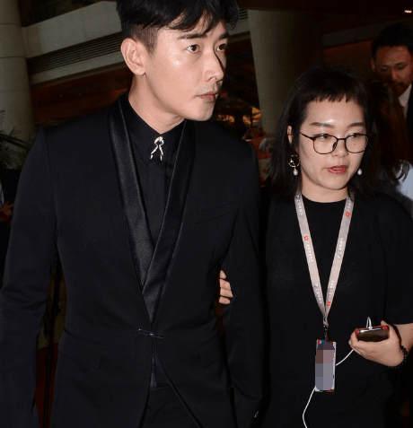 Nữ trợ lý khoác tay La Tấn trong một sự kiện.