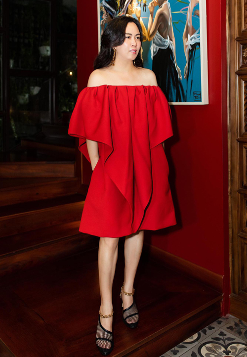Phượng Chanel mặc váy trễ vai đỏ rực mang phụ kiện hàng hiệu dự tiệc mừng ngôi quán quân Tình Bolero 2020 của Quách Ngọc Ngoan.