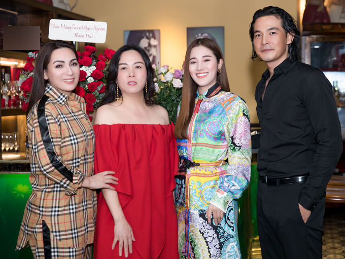 Ca sĩ Phi Nhung (ngoài cùng bên phải) là giám khảo cuộc thi Tình Bolero 2020 đến chúc mừng học trò. Phượng Chanel thoải mái chụp ảnh với các khách mời nhưng tránh đứng gần và không chụp ảnh riêng cùng chồng.