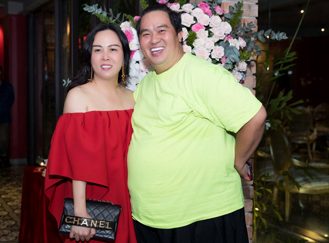 Nữ doanh nhân tươi cười bên diễn viên Hoàng Mập.