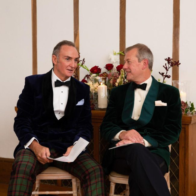 Cặp đôi trong hôn lễ ấm cúng và giản dị.