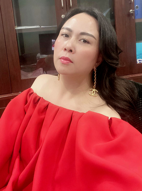 Khi Quách Ngọc Ngoan bất ngờ công khai chuyện có con gái Su Mi với báo chí, Phượng Chanel rất bất ngờ và giận chồng. Cô bỏ về trước không nói một lời. 'Tính tôi không thích kể chuyện đời tư. Tôi không cãi cọ với anh Ngoan nhưng không vui khi anh tiết lộ thông tin có con. Tôi đang có cuộc sống bình yên nên không muốn gặp thị phi gì nữa. Anh Ngoan tính hiền lành, đơn giản không suy nghĩ sâu xa. Tôi trách thì anh giải thích do vui quá nên lỡ khoe', Phượng Chanel tâm sự với Ngoisao.net.